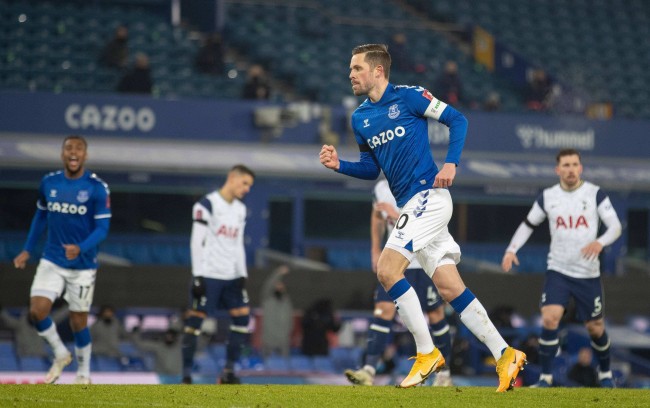 西媒：塞维利亚陷入经济困境，目前阵容中有大量球员无法注册.